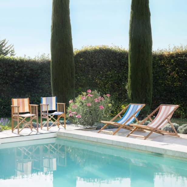 Chaise de longue en bords de piscine