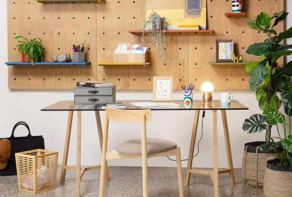 Bureau en verre et tréteaux en bois Habitat