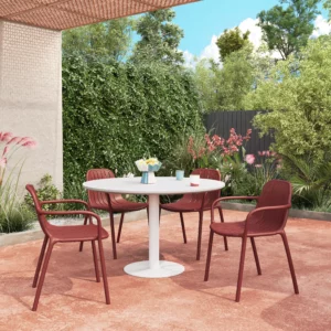 lot chaises d'extérieur rouge parme