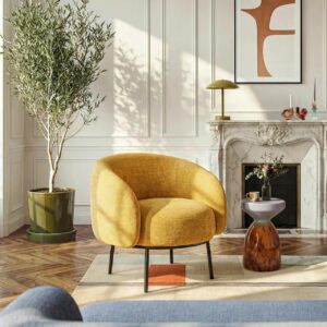 fauteuil jaune ocre dans un salon moderne