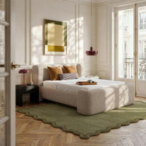 lit grège dans une chambre moderne