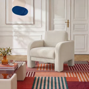 Fauteuil crème dans un salon moderne