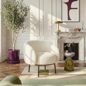 fauteuil ivoire dans un salon moderne